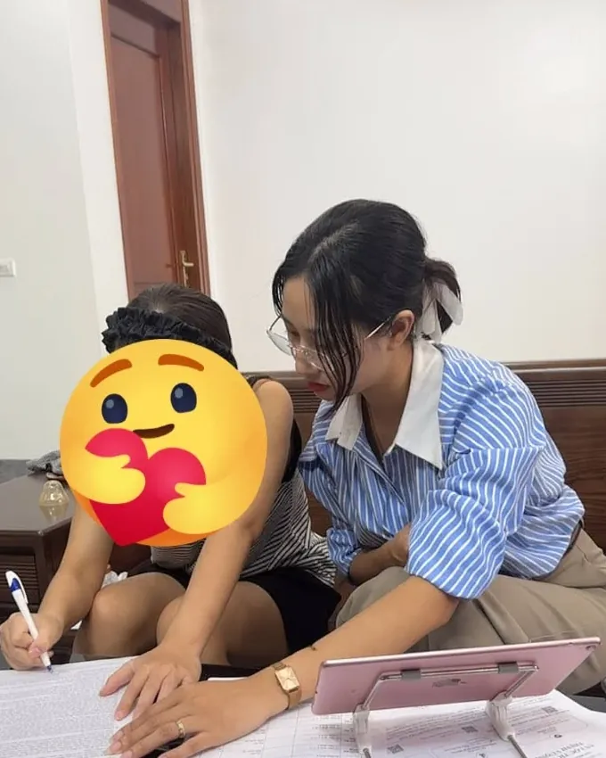 Thu Trang hướng dẫn khách đọc kỹ hồ sơ trước khi ký (đã che mặt khách)