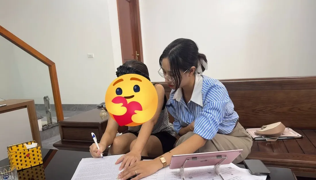 Thu Trang hướng dẫn khách đọc kỹ hồ sơ trước khi ký (đã che mặt khách)