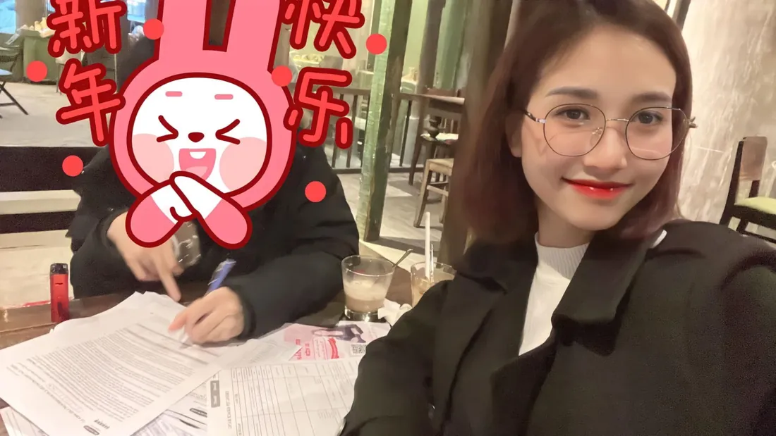 Thu Trang cùng khách hoàn thiện hồ sơ (đã che mặt khách)