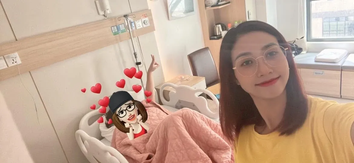 Thu Trang ghé thăm một khách hàng tại viện (khách đồng ý, đã che mặt)